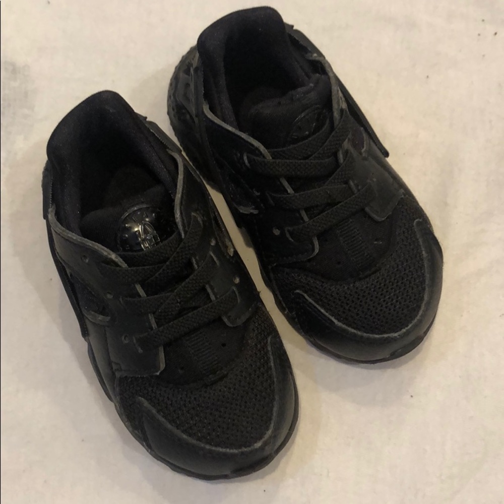 Black Nike huaraches